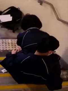 两个学生楼道做爱被偷拍吓得两人撒腿就跑不知道会不会搞阳痿了哈哈