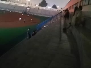 美好的大学夜晚操场做爱