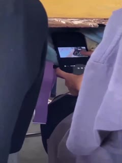 女同学在教室看黄片