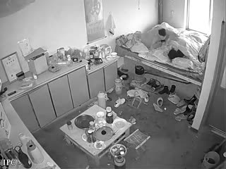 居家监控奇葩的家庭目测儿子都上高中了还和爸妈一块睡儿子上学后抓紧时间啪啪啪