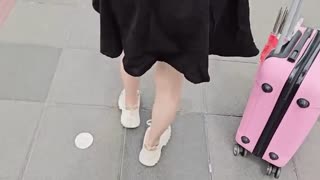 【五一假期淫乱亲妹】妹妹放假回来让我去车站接她，我却套路妹妹带她去情趣酒店开房